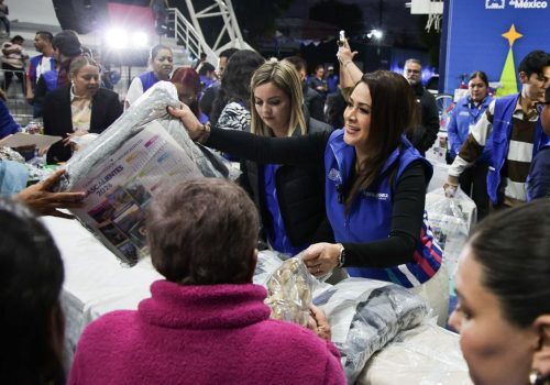 TERE JIMÉNEZ LLEVA CALIDEZ Y ALEGRÍA NAVIDEÑA A FAMILIAS DE SAN FRANCISCO DE LOS ROMO Y JESÚS MARÍA