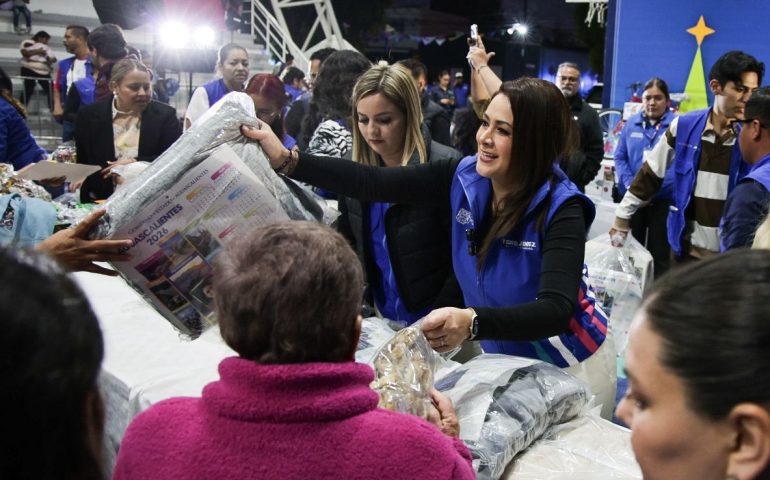 TERE JIMÉNEZ LLEVA CALIDEZ Y ALEGRÍA NAVIDEÑA A FAMILIAS DE SAN FRANCISCO DE LOS ROMO Y JESÚS MARÍA