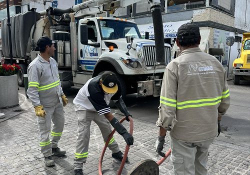 ✅👷🏼‍♂️ Realizamos un desazolve en un pozo de visita para remover los tapones generados y dar un correcto flujo a las descargas sanitarias. 🚚👍🏻