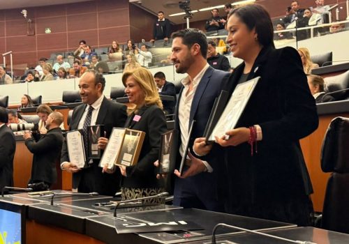 ✨ Recibir la Medalla Ben Lamat en el Senado de la República es un honor que llevo con el corazón. Ser reconocida por el Instituto Mejores Gobernantes inspira y confirma que trabajar con convicción por nuestra gente siempre vale la pena. 🫶🇲🇽