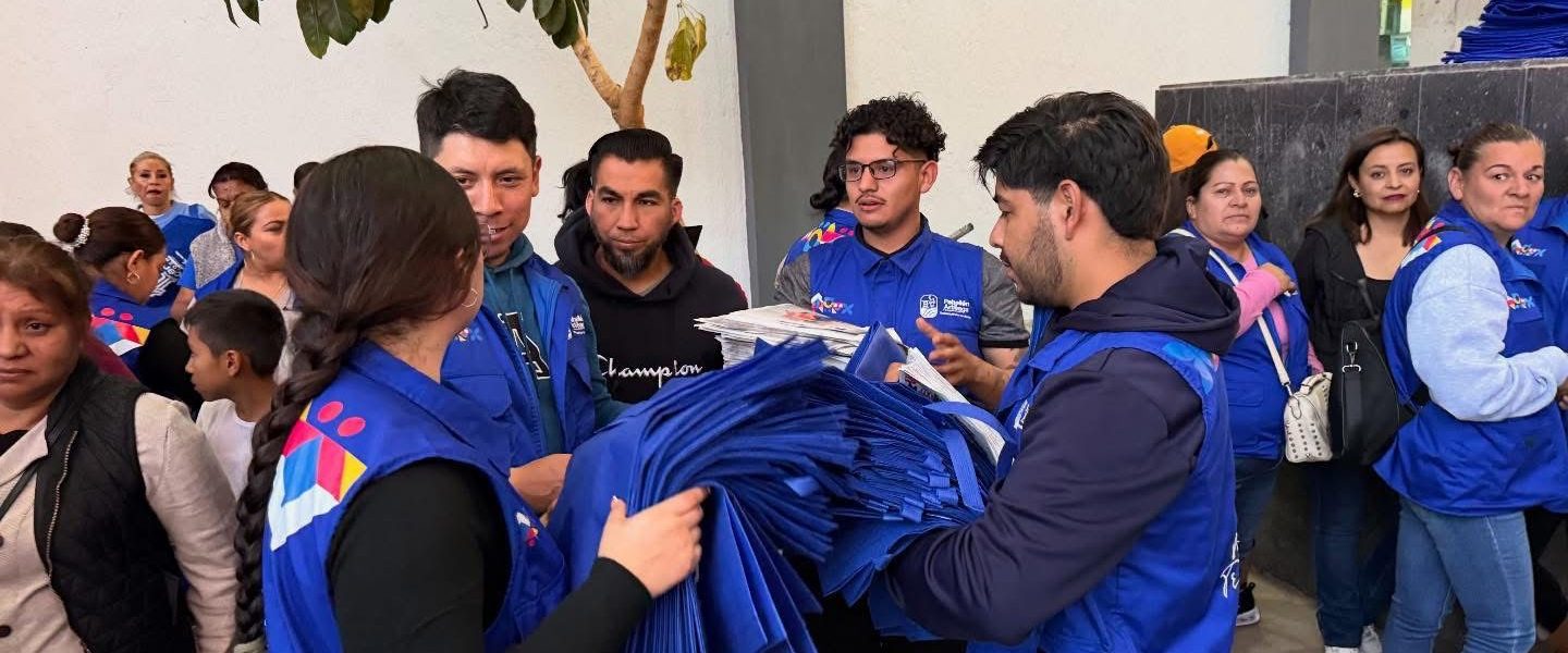 La presidenta municipal Lucero Espinoza, junto con una gran brigada del H. Ayuntamiento, recorrió la cabecera municipal para compartir casa por casa el periódico del Primer Informe de Gobierno.