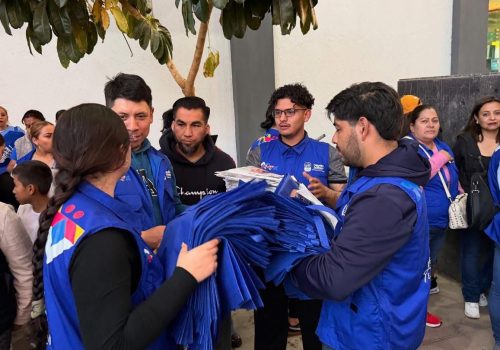 La presidenta municipal Lucero Espinoza, junto con una gran brigada del H. Ayuntamiento, recorrió la cabecera municipal para compartir casa por casa el periódico del Primer Informe de Gobierno.