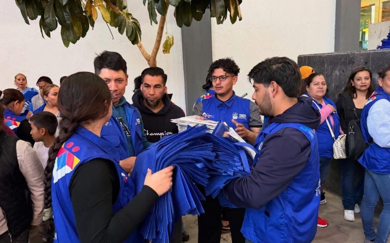 La presidenta municipal Lucero Espinoza, junto con una gran brigada del H. Ayuntamiento, recorrió la cabecera municipal para compartir casa por casa el periódico del Primer Informe de Gobierno.