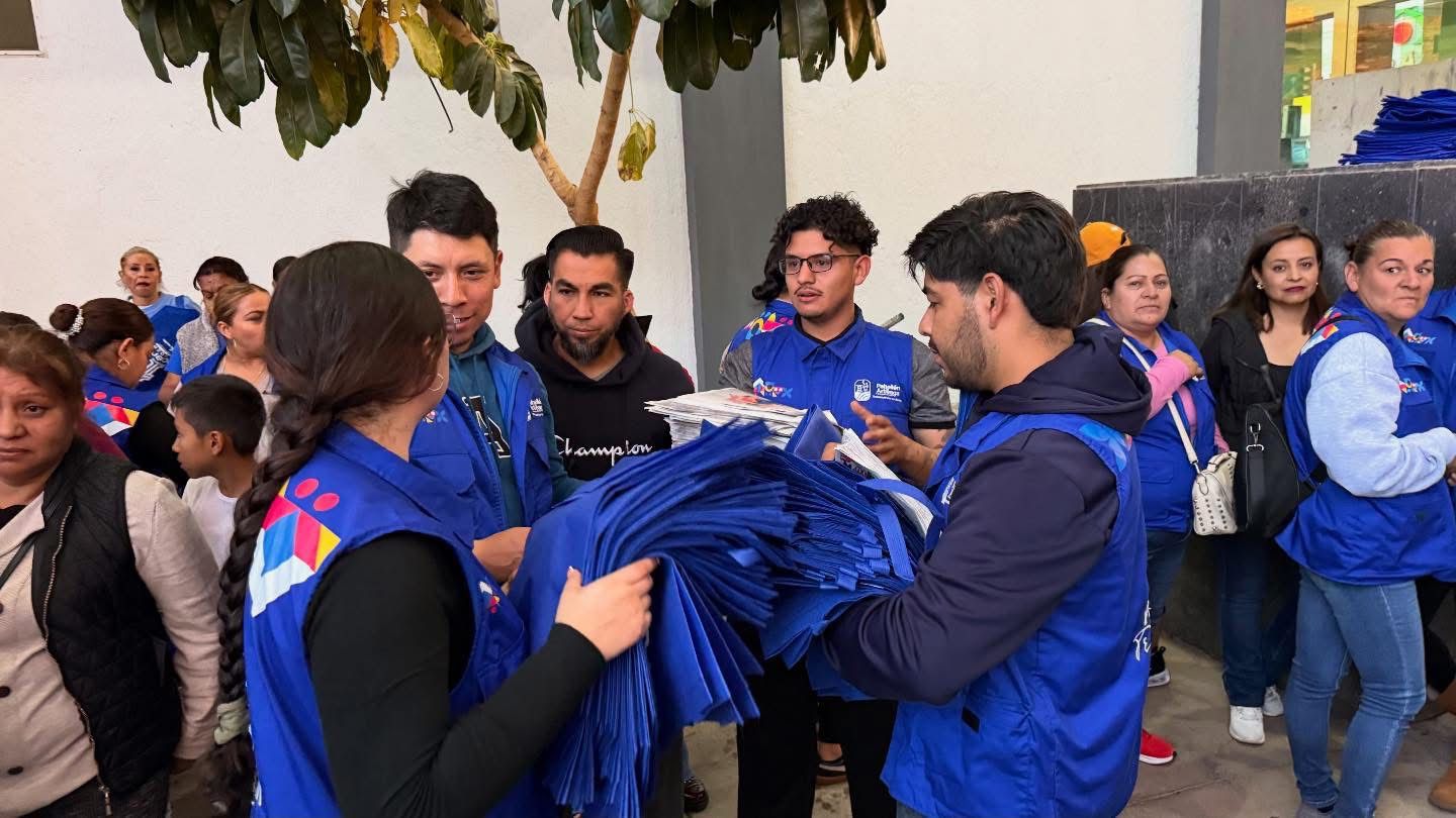 La presidenta municipal Lucero Espinoza, junto con una gran brigada del H. Ayuntamiento, recorrió la cabecera municipal para compartir casa por casa el periódico del Primer Informe de Gobierno.