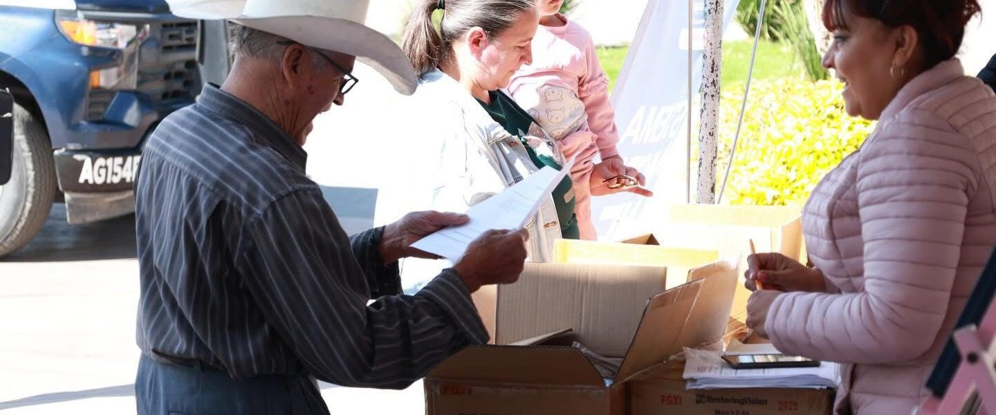 👓🤝 En Pabellón de Arteaga, el DIF Municipal llevó a cabo la Campaña de Lentes para Vista Cansada, acercando este apoyo a la ciudadanía como parte de las acciones de atención directa.