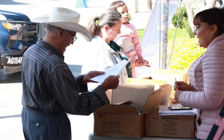 👓🤝 En Pabellón de Arteaga, el DIF Municipal llevó a cabo la Campaña de Lentes para Vista Cansada, acercando este apoyo a la ciudadanía como parte de las acciones de atención directa.