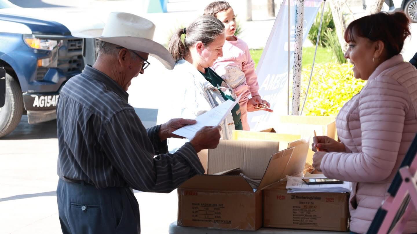 👓🤝 En Pabellón de Arteaga, el DIF Municipal llevó a cabo la Campaña de Lentes para Vista Cansada, acercando este apoyo a la ciudadanía como parte de las acciones de atención directa.