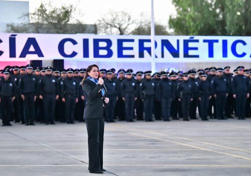 La gobernadora de Aguascalientes, Tere Jiménez, anunció un incremento salarial y la entrega de bonos para policías estatales a partir de la primera quincena de enero de 2026, con lo que da cumplimiento a su compromiso de mejorar sus condiciones laborales para que tengan una mayor calidad de vida para ellos y para su familia.