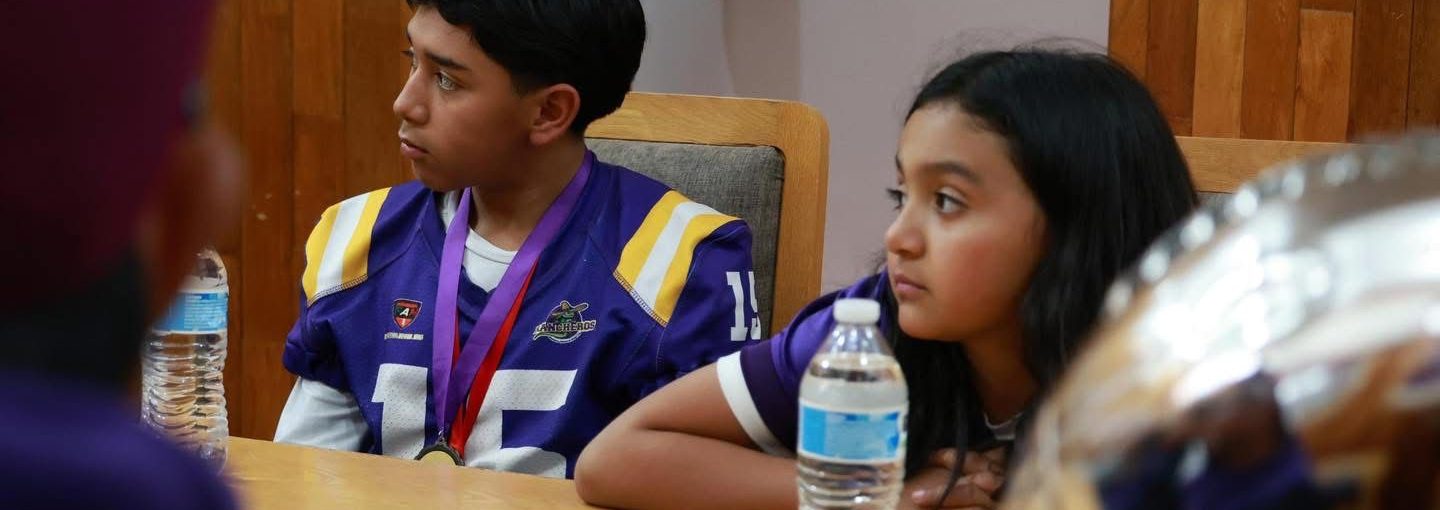 El H. Ayuntamiento de Pabellón de Arteaga sostuvo una reunión con el equipo Rancheros Infantiles A.C., quienes presentaron los resultados obtenidos en torneos durante el año 2025, destacando primeros y segundos lugares en distintas categorías. 🏈