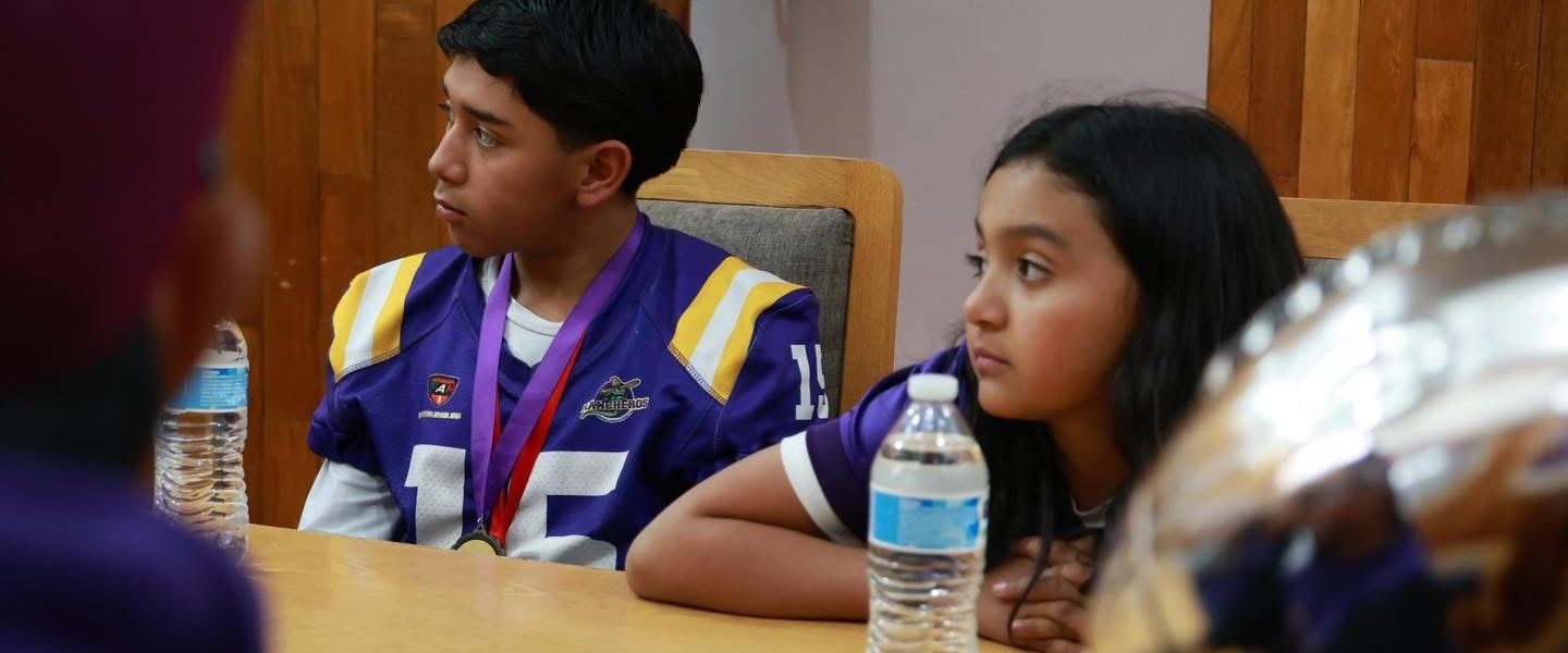 El H. Ayuntamiento de Pabellón de Arteaga sostuvo una reunión con el equipo Rancheros Infantiles A.C., quienes presentaron los resultados obtenidos en torneos durante el año 2025, destacando primeros y segundos lugares en distintas categorías. 🏈