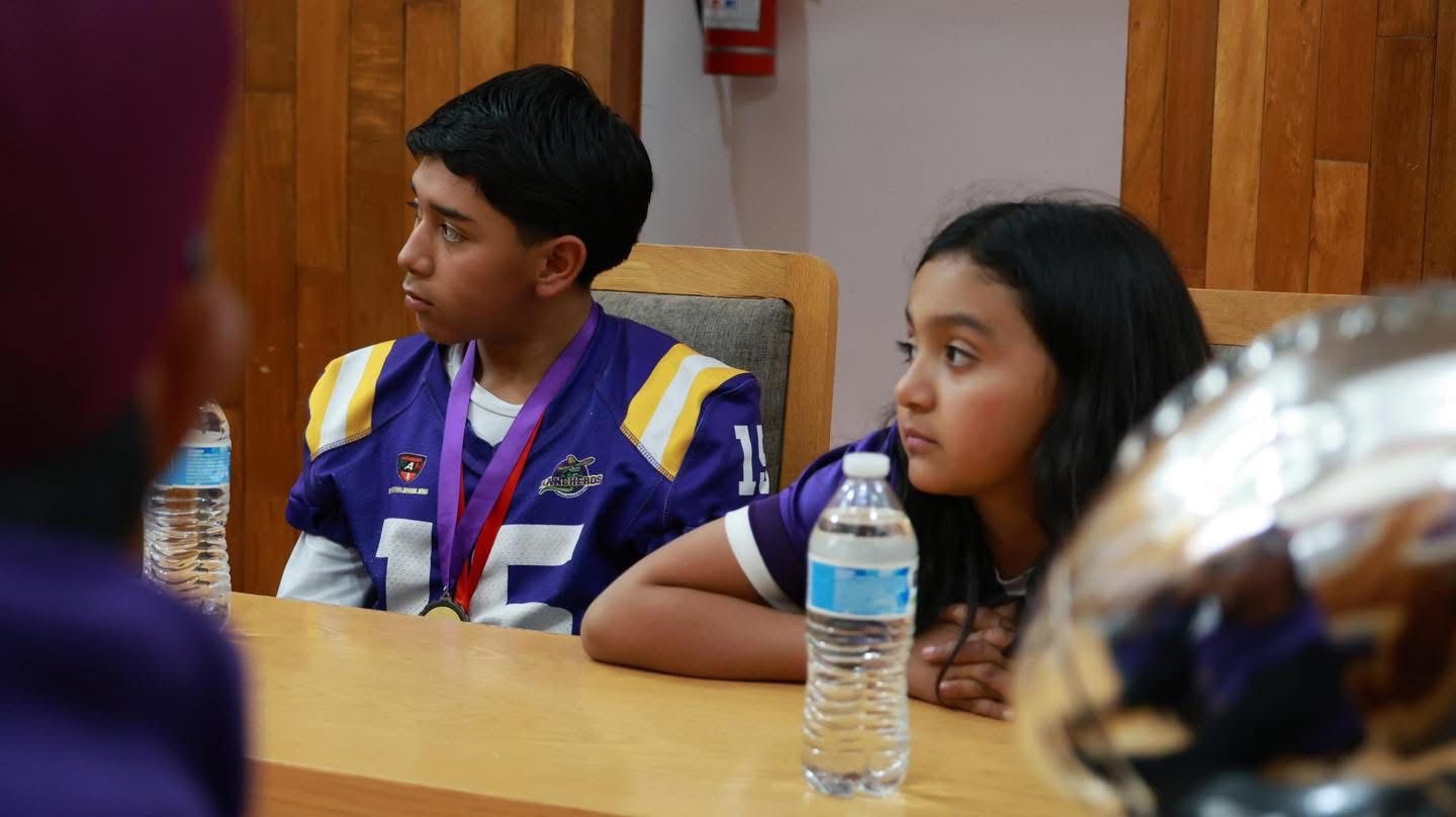 El H. Ayuntamiento de Pabellón de Arteaga sostuvo una reunión con el equipo Rancheros Infantiles A.C., quienes presentaron los resultados obtenidos en torneos durante el año 2025, destacando primeros y segundos lugares en distintas categorías. 🏈